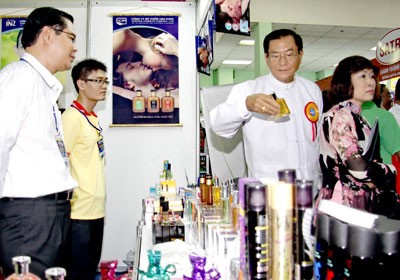Burmese visitors view Vietnamese products at the HCMC Expo 2013 in Yangon in Myanmar